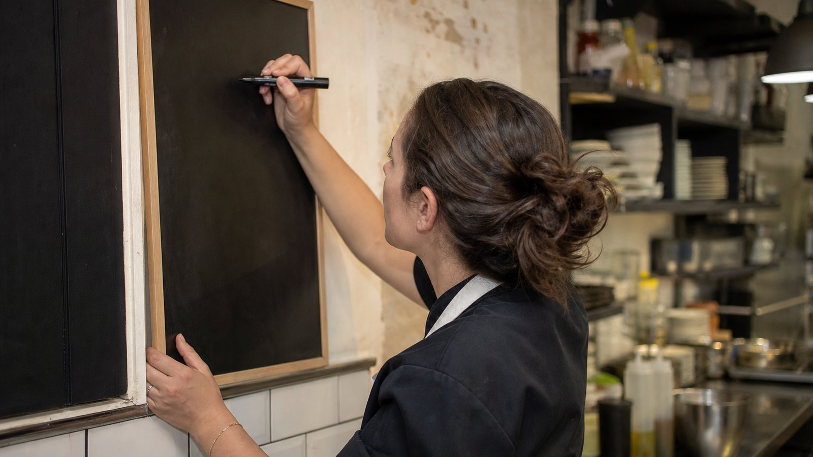 Chef mettant à jour les fiches allergènes après un changement de recette en cuisine